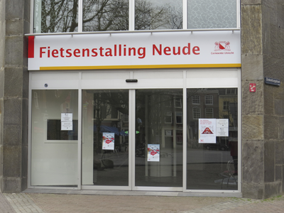 906871 Gezicht op de entree van de nieuwe Fietsenstalling Neude, op de begane grond van de Neudeflat (Vinkenburgstraat ...